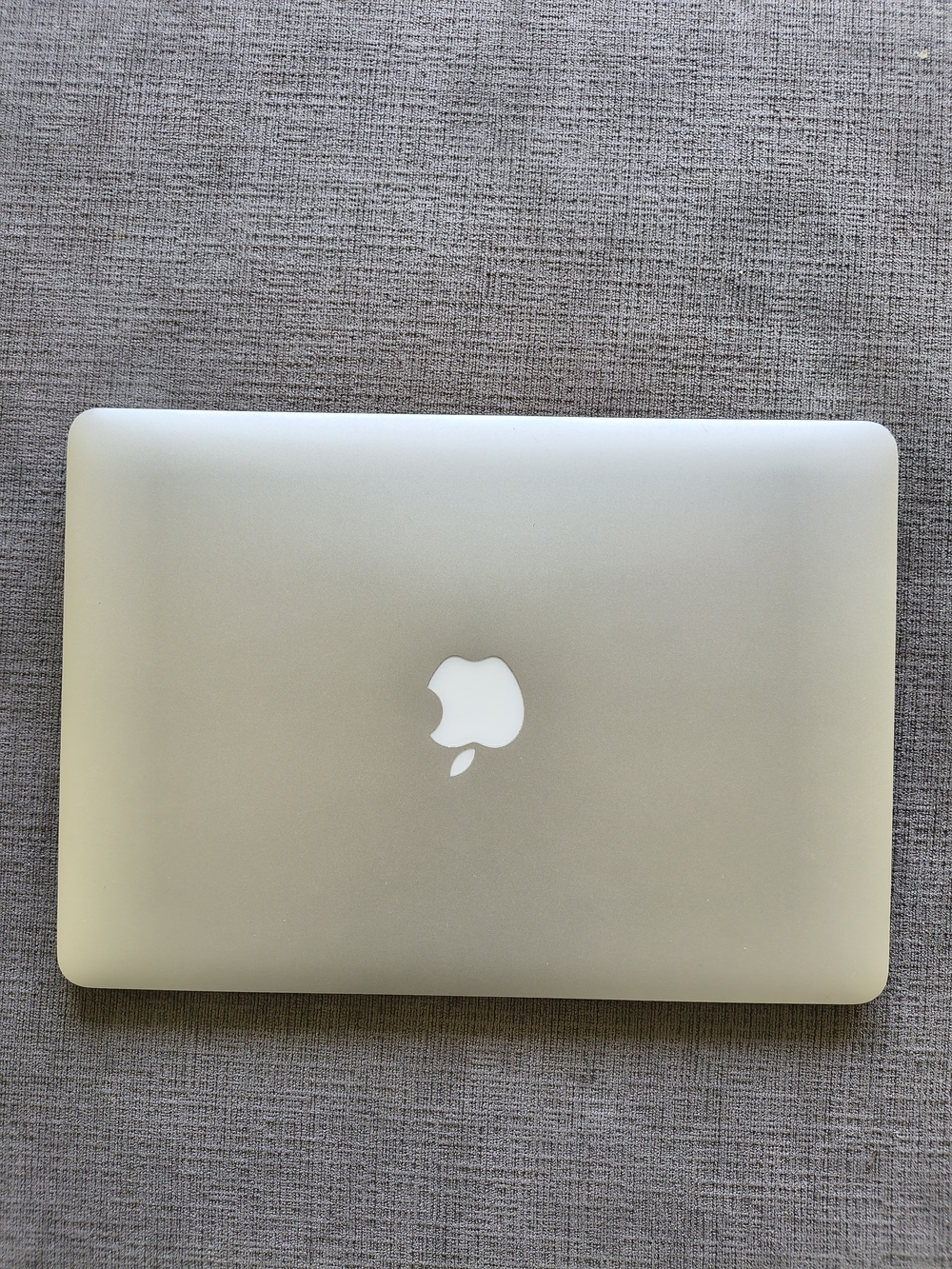 Apple MacBook Air 13-inch 2017 i5 8GB + Charger & Case